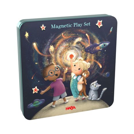Text: "Magnetic Play Set". Illustration: Zwei Kinder und eine Katze auf einem Planeten, umgeben von Sternen und einer Galaxie.