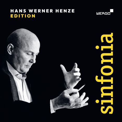 Text: Hans Werner Henze Edition, sinfonia. Schwarz-weißes Foto eines Mannes mit Dirigentenstab.