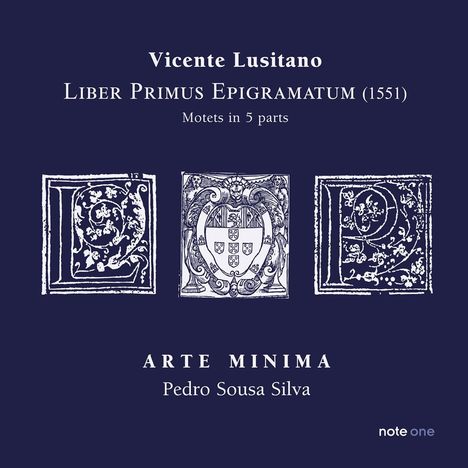 "Vicente Lusitano, Liber Primus Epigramatum (1551). Drei verziert Buchstaben-Illustrationen auf dunkelblauem Hintergrund."
