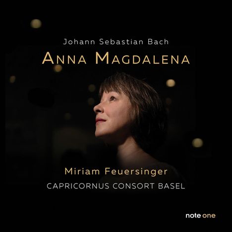 "Anna Magdalena" in großen Buchstaben, darunter "Miriam Feuersinger" und "Capricornus Consort Basel". Porträt einer Frau.