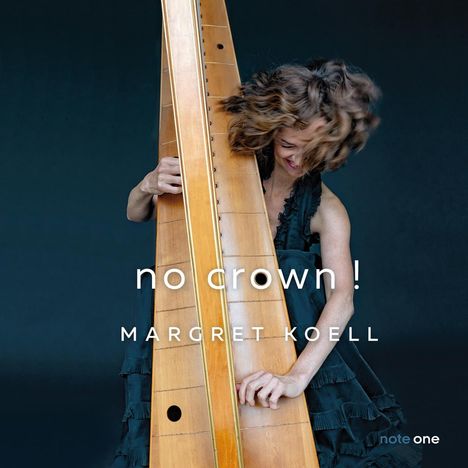 Text: "no crown ! MARGRET KOELL". Eine Frau spielt eine große Harfe, ihr Haar weht dynamisch.