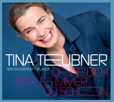 TINA TEUBNER, BEN SUIJKERBUYK KLAVIER, OHNE DICH WAR ES IMMER... SO SCHÖN. Lachende Frau vor blauem Hintergrund.
