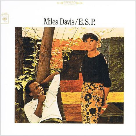 Miles Davis / E.S.P. Oben zwei Personen in einem Garten, eine sitzt nachdenklich, die andere steht in einem gemusterten Rock.