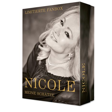 "NICOLE MEINE SCHÄTZE" in goldener Schrift. Eine Frau lächelt nach oben, trägt eine Perlenkette.
