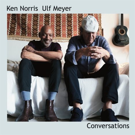 Oben steht "Ken Norris Ulf Meyer", unten "Conversations". Zwei lachende Männer sitzen auf einem Sofa.