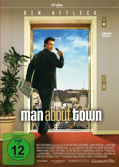 "Ben Affleck" oben; "man about town" zentral; FSK 12; Mann im Anzug mit Zeitung in der Hand in Aufzug mit Blick auf Hollywood.