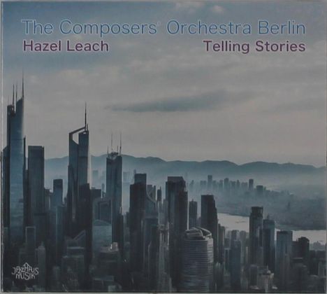 Texte: "The Composers' Orchestra Berlin", "Hazel Leach", "Telling Stories". Hochhäuser vor nebliger Bergkulisse.