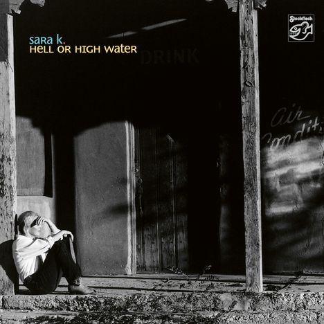 Text: "sara k. HELL OR HIGH water". Schwarz-Weiß-Aufnahme: Person sitzt nachdenklich draußen, Schatten werfen Muster.