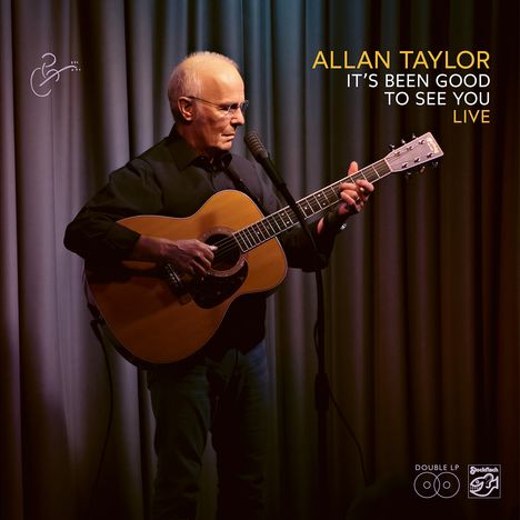 ALLAN TAYLOR, IT'S BEEN GOOD TO SEE YOU LIVE. Ein älterer Mann spielt Gitarre auf einer Bühne vor einem Mikrofon.