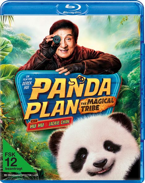"Ein Film von Derek Hui. Panda Plan: The Magical Tribe. Mit Hu Hu & Jackie Chan. Ein Mann und ein lächelnder Panda im Dschungel."