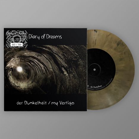 Text: "Diary of Dreams" und "der Dunkelheit / my Vertigo". Ein wirbelartiger, dunkler Tunnel mit einem Licht am Ende.