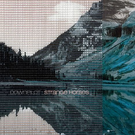 „DOWNPILOT strange horses“ steht auf einem stilisierten Bergpanorama mit Wald und Wasser, in pixelartiger Optik.