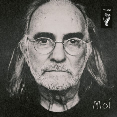 "Moi" in Handschrift unten rechts, "FaUSt" im Logo oben rechts. Portrait eines älteren Mannes mit langer Mähne und Brille.