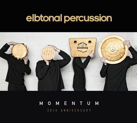 "elbtonal percussion" oben, "MOMENTUM 30th ANNIVERSARY" unten. Vier Personen verstecken Gesichter hinter Schlaginstrumenten.