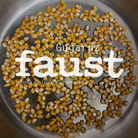 „Gugaruz faust, curated by Zappi W. Diermaier“ steht über gelbem Mais auf einer Metalloberfläche.