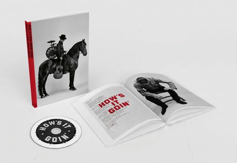 „HOW'S IT GOIN'“ steht auf einem Buchrücken und einer CD. Daneben ein offenes Buch mit Schwarz-Weiß-Fotos.