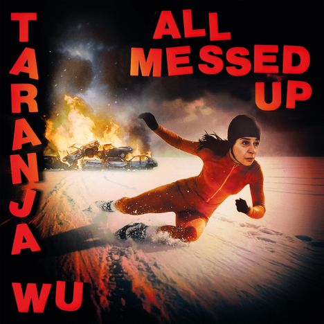 "TARANJA WU" und "ALL MESSED UP" in roten Buchstaben. Eine Person in Rot läuft auf Schnee, im Hintergrund brennende Autos.