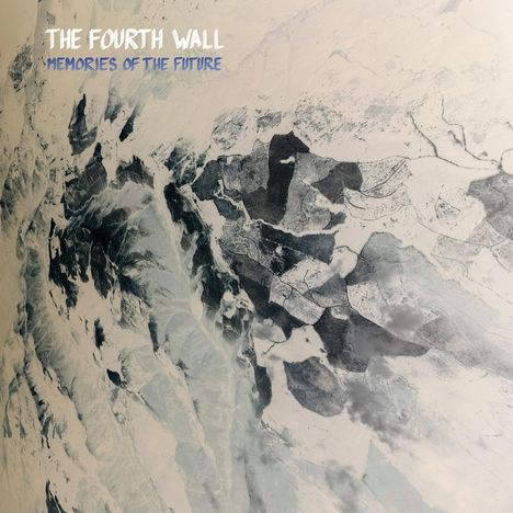 Text: "THE FOURTH WALL MEMORIES OF THE FUTURE". Abstrakte Schwarz-Weiß-Illustration ähnelt einer Landschaft oder Eisstruktur.