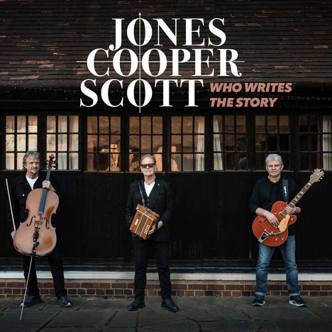 „JONES COOPER SCOTT WHO WRITES THE STORY“ steht oben. Drei Männer halten Instrumente vor einem Gebäude.