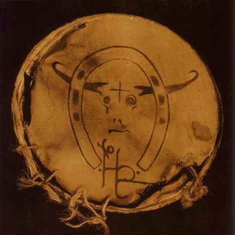 Illustration einer Trommel mit Gesicht und Symbolen, umrahmt von zwei gebogenen Linien, die Hörnern ähneln.