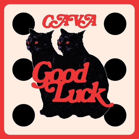 Text: "CAYA Good Luck". Zwei schwarze Katzen mit roten Augen, umrahmt von schwarzen Punkten und einem roten Rand.