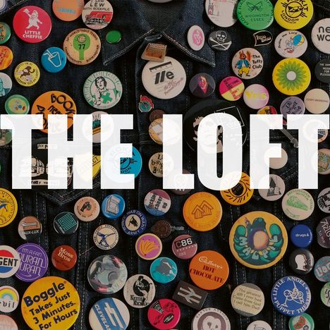 "THE LOFT" groß geschrieben über viele bunte Anstecker auf einer Jeansjacke.