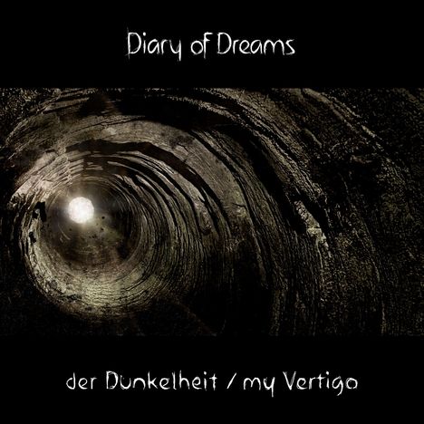 Oben steht "Diary of Dreams", unten "der Dunkelheit / my Vertigo". Ein mysteriöser Tunnel mit Licht am Ende.
