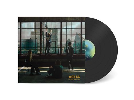 "ACUA - Flood My Eyes" steht auf einem Albumcover. Ein Raum mit Glasfenstern zeigt eine Stadtkulisse. Vier Personen sind sichtbar.