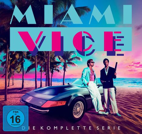 "MIAMI VICE" in großen Buchstaben über Palmenstrand, zwei stilvolle Männer lehnen an einem Sportwagen, Sonnenuntergang.