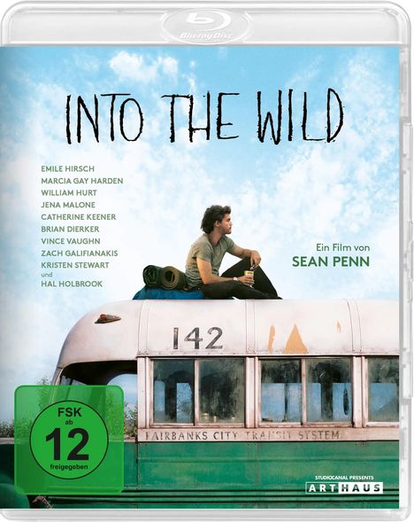 "INTO THE WILD" steht groß am Himmel über einem alten Bus. Ein Mann sitzt oben. FSK 12 ist unten links auf grünem Kreis.