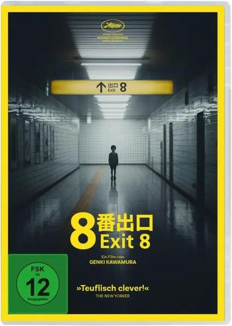 Text: "8番出口 Exit 8". Ein Kind steht allein in einem langen, leeren Flur mit weißen Fliesen.