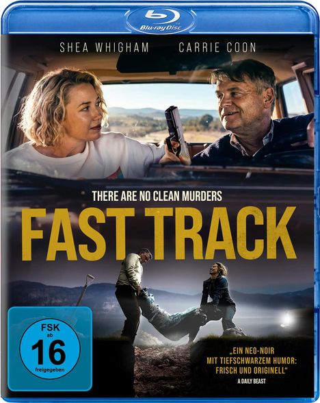 "THERE ARE NO CLEAN MURDERS. FAST TRACK." Zwei Personen im Auto, darunter hebt ein Paar eine eingewickelte Gestalt. FSK 16 freigegeben.