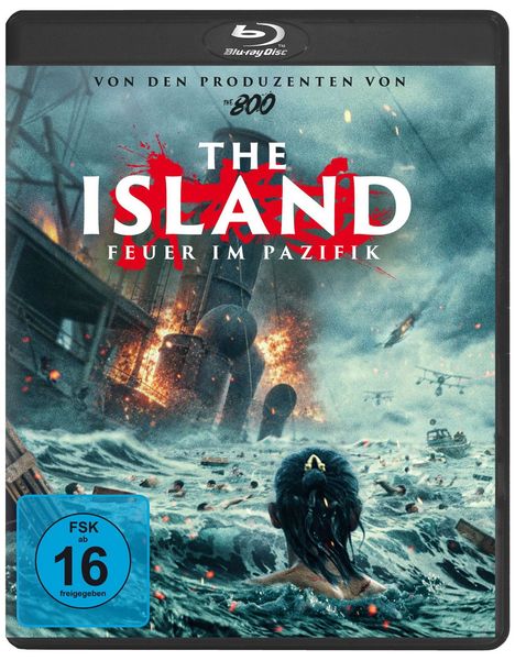 "The Island: Feuer im Pazifik" in großen weißen Buchstaben auf rotem Hintergrund. Person schwimmt im stürmischen Meer Richtung Flammen.