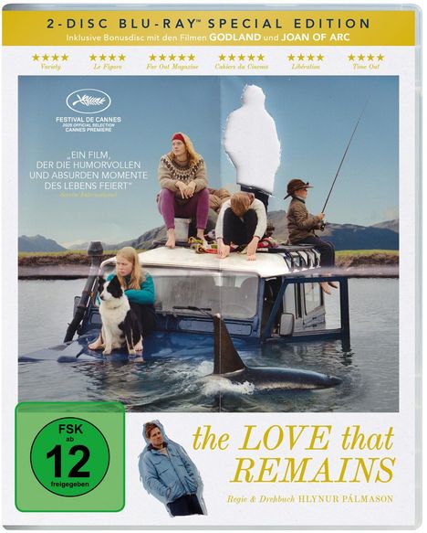 „Ein Film, der die humorvollen und absurden Momente des Lebens feiert.” Menschen auf versunkenem Auto im Wasser.