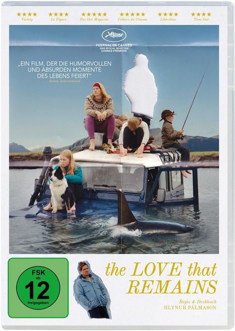 „Ein Film, der die humorvollen und absurden Momente des Lebens feiert“. Drei Menschen und ein Hund auf einem Auto im Wasser.