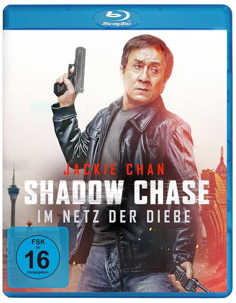 "Jackie Chan Shadow Chase Im Netz der Diebe FSK ab 16 freigegeben" Ein Mann in Lederjacke hält eine Pistole.