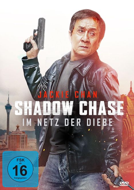 "JACKIE CHAN SHADOW CHASE IM NETZ DER DIEBE." Ein Mann in Lederjacke hält eine Pistole, Stadt im Hintergrund.