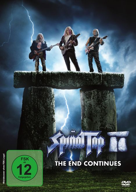 "Spinal Tap II: The End Continues" und "FSK ab 12 freigegeben". Drei Musiker mit Gitarren stehen auf einem Steinmonument.