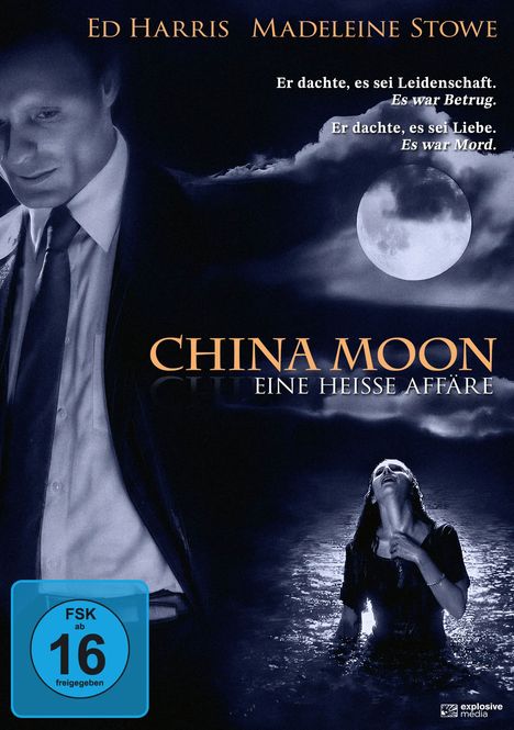 Text: "Ed Harris, Madeleine Stowe. Er dachte, es sei Leidenschaft. Es war Betrug. Er dachte, es sei Liebe. Es war Mord. CHINA MOON. EINE HEISSE AFFÄRE." Ein Mann im Anzug und eine Frau im Wasser bei Vollmond.
