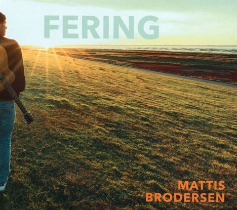 "FERING" oben, "MATTIS BRODERSEN" unten. Links steht jemand mit Gitarre im Sonnenuntergang auf einer Wiese.