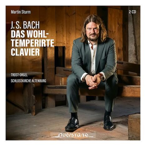 "J.S. Bach: Das Wohltemperierte Clavier. Trost-Orgel, Schlosskirche Altenburg. Martin Sturm. Ein Mann im Anzug sitzt ernst.