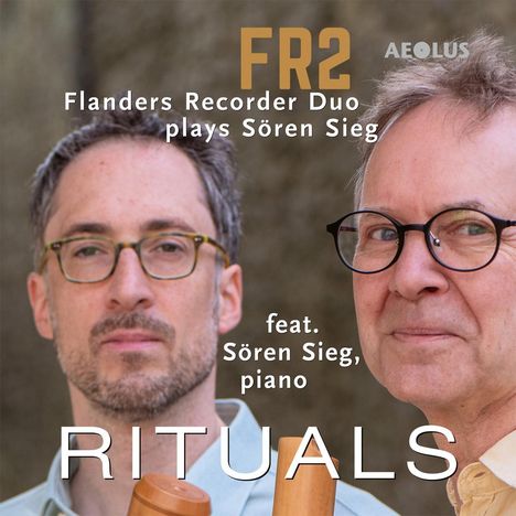 "FR2 Flanders Recorder Duo plays Sören Sieg, feat. Sören Sieg, piano. RITUALS." Zwei Männer mit Blockflöten.