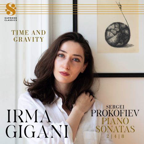 "TIME AND GRAVITY. SERGEI PROKOFIEV PIANO SONATAS 2 | 4 | 8. IRMA GIGANI." Eine Frau vor einem Kunstwerk im Hintergrund.