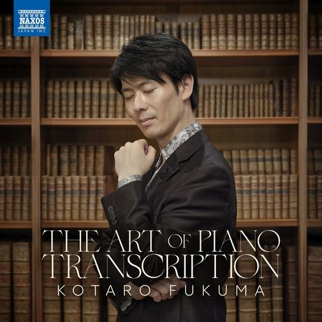 „THE ART OF PIANO TRANSCRIPTION, KOTARO FUKUMA“. Ein Mann mit geschlossenen Augen steht vor einem Bücherregal.