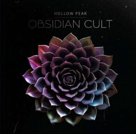 Text: "HOLLOW PEAK OBSIDIAN CULT". Darstellung einer stilisierten Blume mit dunklen, schimmernden Blättern auf schwarzem Hintergrund.