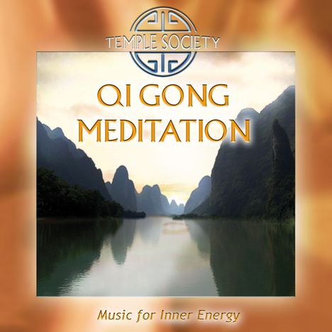 "QI GONG MEDITATION" und "Music for Inner Energy" in goldener Schrift, über einer Landschaft mit Fluss und Bergen.