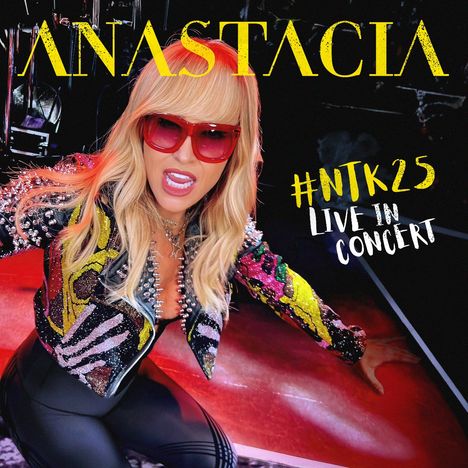 "ANASTACIA" und "#NTK25 LIVE IN CONCERT" in auffälligen Lettern. Eine Frau mit roter Sonnenbrille und glitzernder Jacke.