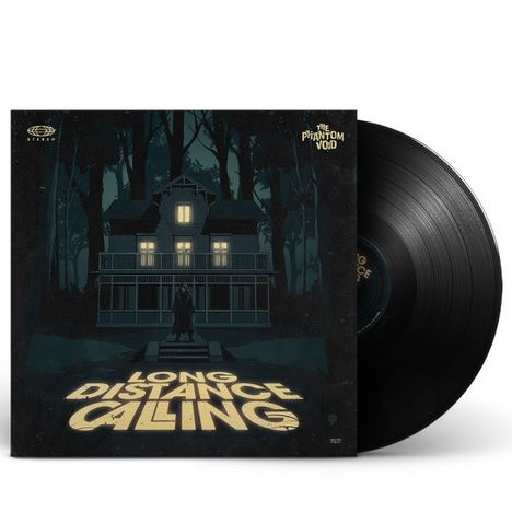 "LONG DISTANCE CALLING" im Vordergrund. Illustration eines Hauses mit leuchtenden Fenstern, umgeben von Bäumen. Schallplatte rechts.