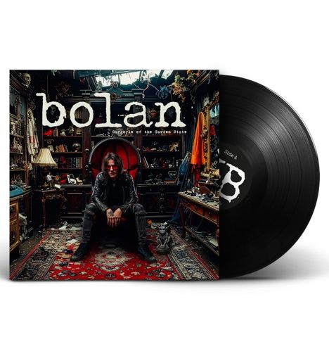 Text: „bolan“ und „Gargoyle of the Garden State“.  
Bild: Person sitzt in einem vollen Raum auf einem roten Teppich.