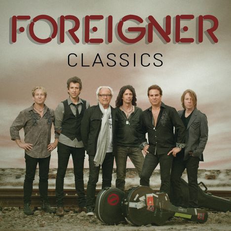 "FOREIGNER CLASSICS" steht oben. Sechs Männer stehen nebeneinander. Im Vordergrund liegt ein Gitarrenkoffer.